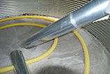 Flachbodensilo - Schräges Entladerohr, Belüftungsschläuche (gelb)